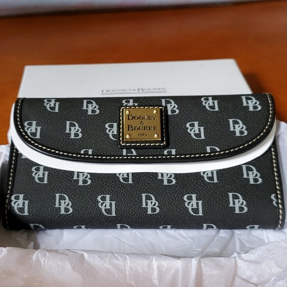 Dooney & Bourke Handbags - Dooney & Bourke Gretta Continental Clutch BNWT